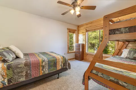 Bedroom - 39737 Flicker Rd, Fawnskin, CA 92333 photo 7 of 11