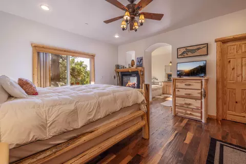 Bedroom - 39737 Flicker Rd, Fawnskin, CA 92333 photo 3 of 11