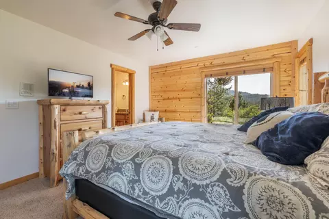 Bedroom - 39737 Flicker Rd, Fawnskin, CA 92333 photo 5 of 11