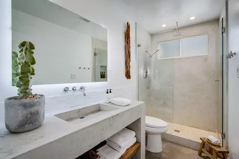 Bath - 61093 Prescott Trl, Joshua Tree, CA 92252 photo 1 of 2