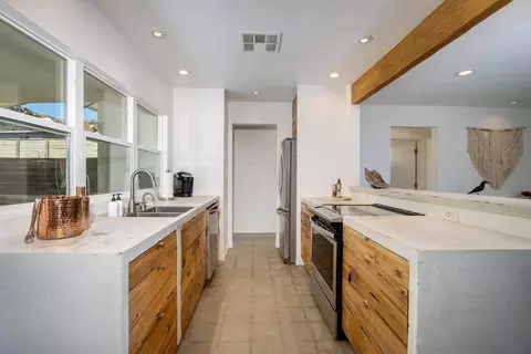 Kitchen - 61093 Prescott Trl, Joshua Tree, CA 92252 photo 2 of 3