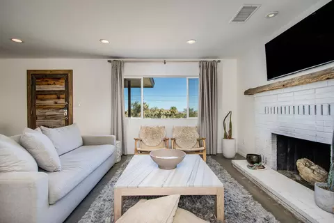 Living - 61093 Prescott Trl, Joshua Tree, CA 92252 photo 4 of 5