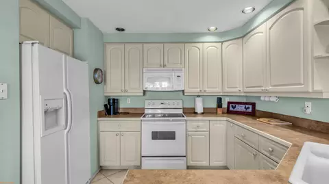 Kitchen - 42895 Scirocco Rd, Palm Desert, CA 92211 photo 2 of 4