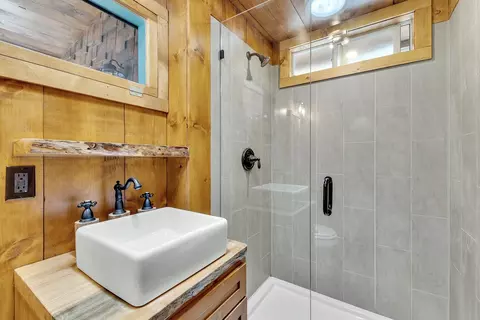 Bath - 54730 River Dr, Idyllwild, CA 92549 photo 3 of 5