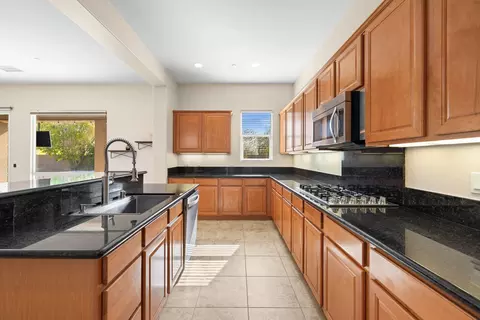 Kitchen - 41252 Gaslight Ave, Bermuda Dunes, CA 92203 photo 3 of 4