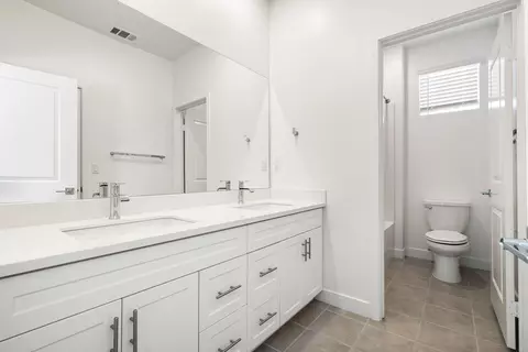 Bath - 76305 Columbia Dr, Palm Desert, CA 92211 photo 3 of 4