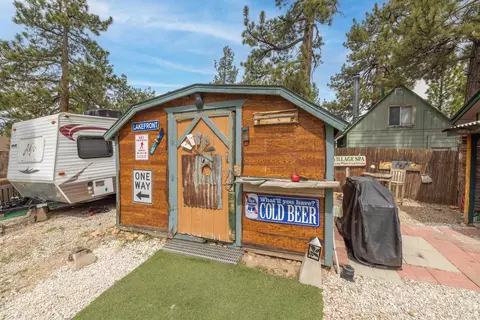 Exterior - 40057 Forest Rd, Big Bear Lake, CA 92315 photo 1 of 6