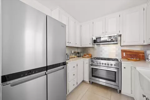 Kitchen - 39820 Lakeview Dr, Big Bear Lake, CA 92315 photo 3 of 4