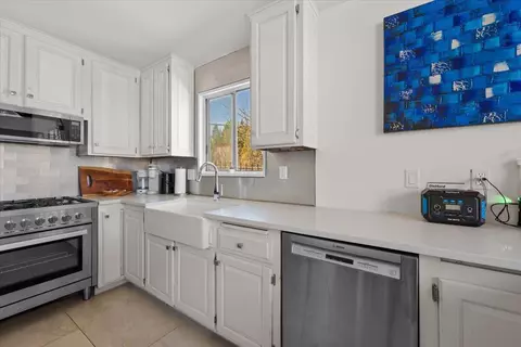Kitchen - 39820 Lakeview Dr, Big Bear Lake, CA 92315 photo 2 of 4