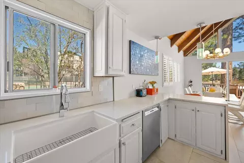 Kitchen - 39820 Lakeview Dr, Big Bear Lake, CA 92315 photo 4 of 4