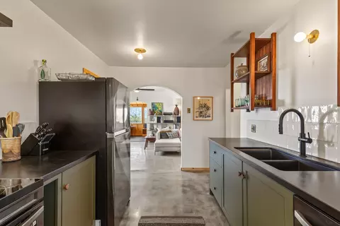 Kitchen - 822 Inca Trl, Yucca Valley, CA 92284 photo 1 of 2