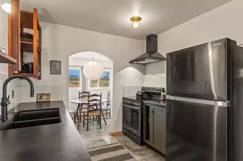 Kitchen - 822 Inca Trl, Yucca Valley, CA 92284 photo 2 of 2