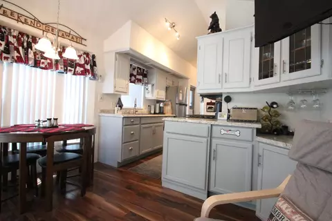 475 Thrush Dr, Big Bear Lake, CA 92315 photo 2