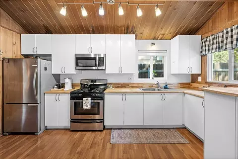 Kitchen - 513 Elysian Blvd, Big Bear City, CA 92314 photo 2 of 5