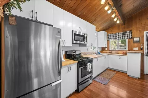 Kitchen - 513 Elysian Blvd, Big Bear City, CA 92314 photo 3 of 5
