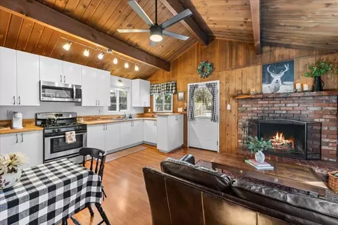 Kitchen - 513 Elysian Blvd, Big Bear City, CA 92314 photo 4 of 5