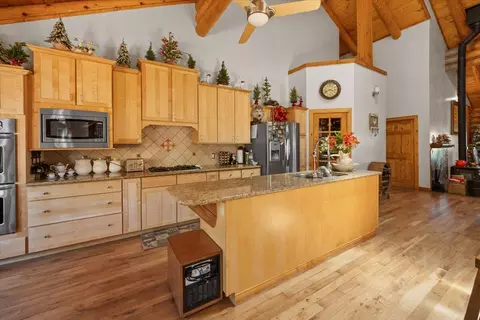Kitchen - 1925 Baldwin Lake Rd, Big Bear City, CA 92314 photo 2 of 5