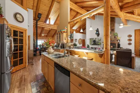 Kitchen - 1925 Baldwin Lake Rd, Big Bear City, CA 92314 photo 4 of 5