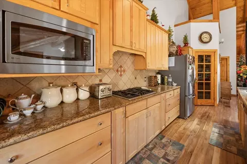 Kitchen - 1925 Baldwin Lake Rd, Big Bear City, CA 92314 photo 3 of 5