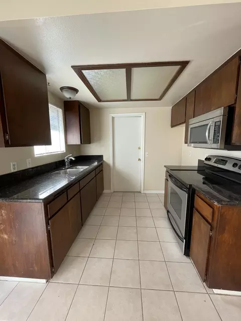 Kitchen - 6414 El Dorado Ave, Yucca Valley, CA 92284 photo 2 of 4