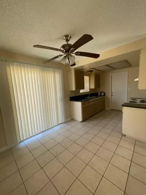 Kitchen - 6414 El Dorado Ave, Yucca Valley, CA 92284 photo 3 of 4