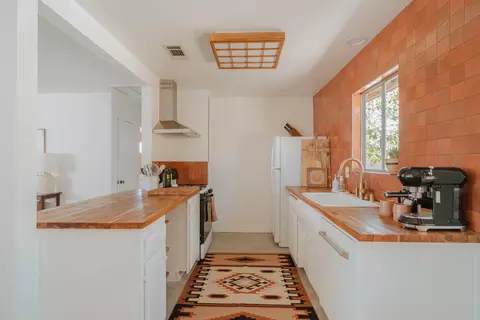 Kitchen - 7092 Mohawk Trl, Yucca Valley, CA 92284 photo 5 of 5