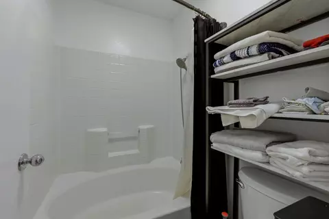 Bath - 81220 Iris Ct, Indio, CA 92201 photo 2 of 3