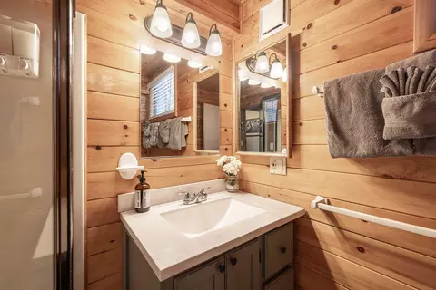 Bath - 42532 Willow Ave, Big Bear Lake, CA 92315 photo 1 of 2