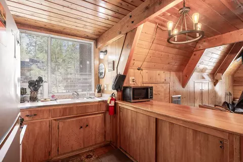 Kitchen - 42532 Willow Ave, Big Bear Lake, CA 92315 photo 2 of 3