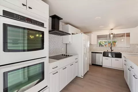 Kitchen - 58748 Natoma Trl, Yucca Valley, CA 92284 photo 1 of 5