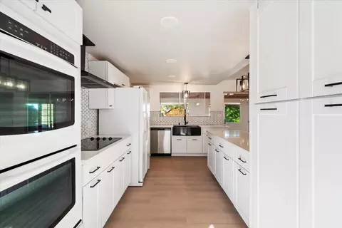 Kitchen - 58748 Natoma Trl, Yucca Valley, CA 92284 photo 2 of 5