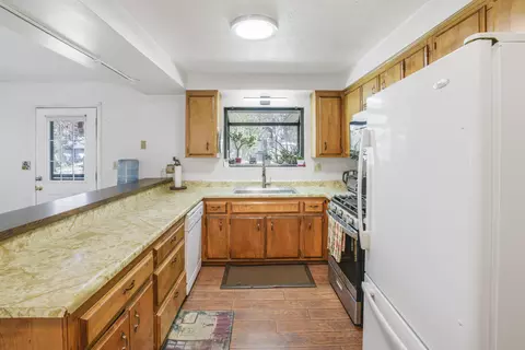 Kitchen - 1018 Feather Mountain Dr, Big Bear City, CA 92314 photo 4 of 5