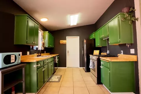 Kitchen - 9247 Navajo Trl, Morongo Valley, CA 92256 photo 2 of 2