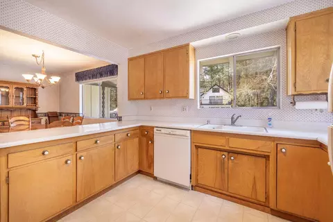 Kitchen - 41726 Comstock Ln, Big Bear Lake, CA 92315 photo 2 of 3