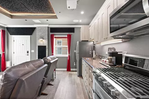 Kitchen - 60553 Juniper Ln, La Quinta, CA 92253 photo 6 of 9
