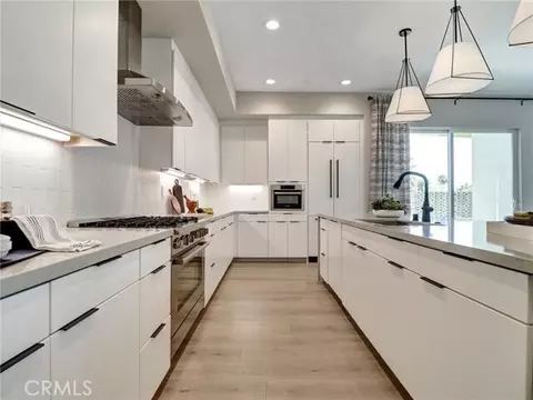 Kitchen - 706 Obsidian Loop E, Palm Springs, CA 92264 photo 4 of 8