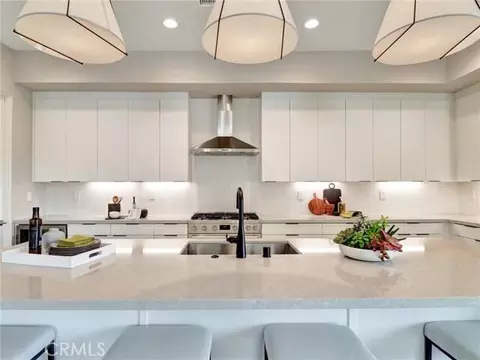 Kitchen - 706 Obsidian Loop E, Palm Springs, CA 92264 photo 5 of 8