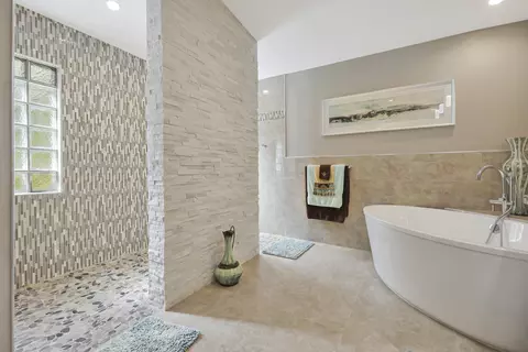 Bath - 54 Sutton Pl E, Palm Desert, CA 92211 photo 3 of 8