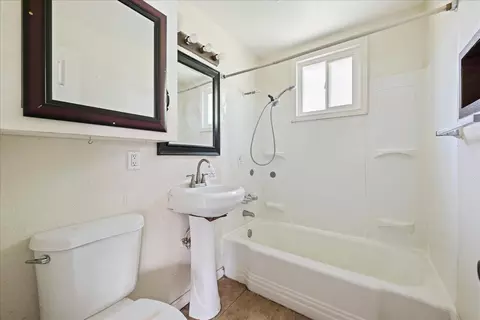 Bath - 22928 Laurel Ln, Crestline, CA 92325 photo 1 of 2