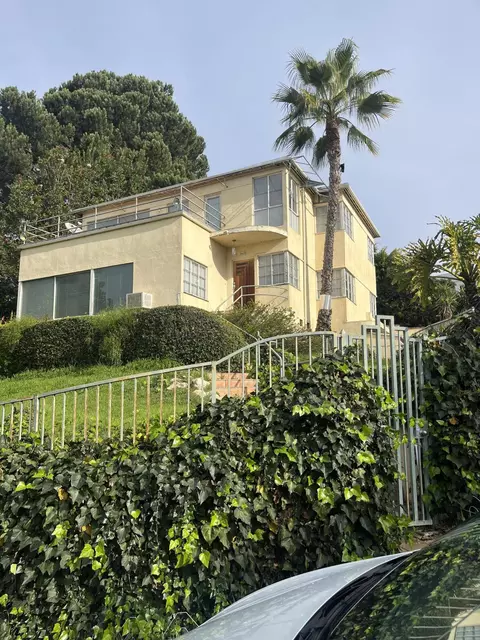 3863 Franklin Ave, Los Angeles, CA 90027