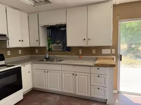 Kitchen - 10934 Knobb Ave, Morongo Valley, CA 92256 photo 1 of 2