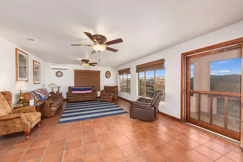 Living - 61815 Alta Vista Dr, Joshua Tree, CA 92252 photo 2 of 5