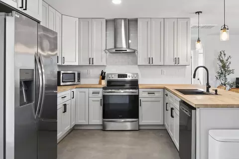 Kitchen - 2071 Border Ave, Joshua Tree, CA 92252 photo 4 of 6