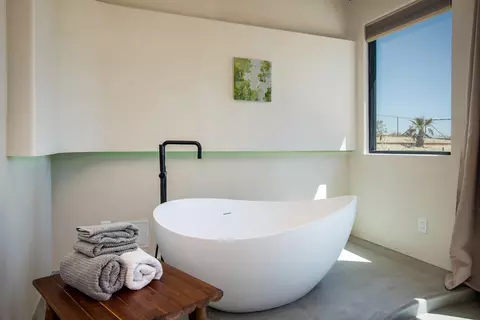 Bath - 62290 Crestview Dr, Joshua Tree, CA 92252 photo 1 of 6