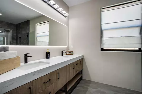 Bath - 62290 Crestview Dr, Joshua Tree, CA 92252 photo 2 of 6