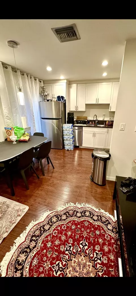 7301 Lennox Ave, Van Nuys, CA 91405