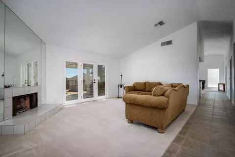 Living - 5073 Wallaby St, Yucca Valley, CA 92284 photo 2 of 8