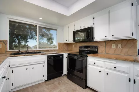 Kitchen - 5073 Wallaby St, Yucca Valley, CA 92284 photo 3 of 4