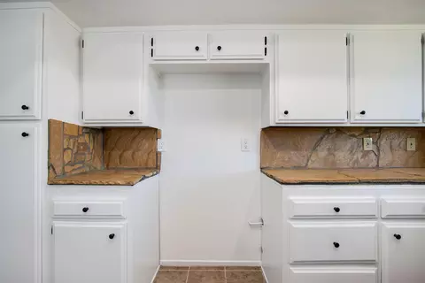 Kitchen - 5073 Wallaby St, Yucca Valley, CA 92284 photo 4 of 4