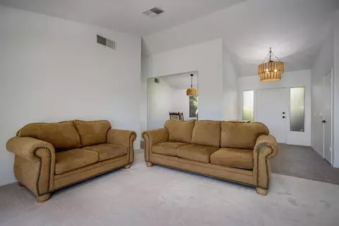 Living - 5073 Wallaby St, Yucca Valley, CA 92284 photo 4 of 8